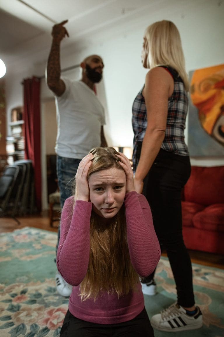 A bántalmazó család is szent?